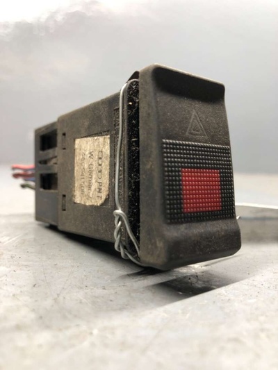 4A0941509 Кнопка аварийной сигнализации Audi 100 C4 1994