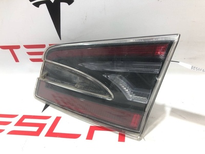 600592400E Фонарь крышки багажника правый Tesla Model S 2014 6005924-00-E