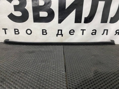 82880825 уплотнитель стекла двери левый Volvo FH5