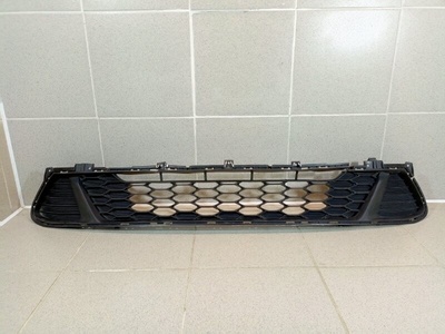 86560J7000 Решетка в бампер центральная Kia Ceed CD