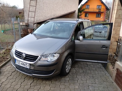Volkswagen touran 1.9 дизель . версия 7 mio местный