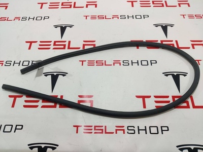 109050800D Уплотнитель двери задней правой Tesla Model 3 2020 1090508-00-D