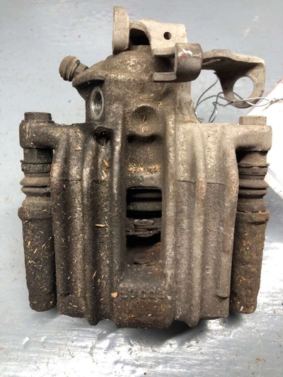 1j0615423d Скоба суппорта заднего Seat Cordoba 2 restailing 2001 ,6q0615425a