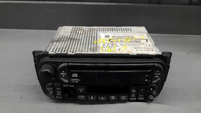 P04858543AE радио компакт - диск chrysler джип cherokee 300m