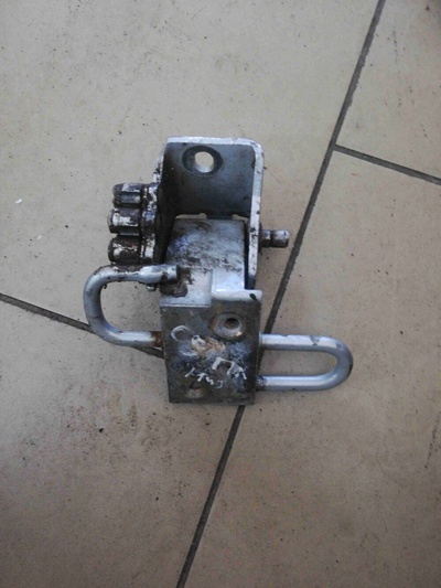 4b0831411a Петля двери Audi A6 C5(1997-2004) 2001