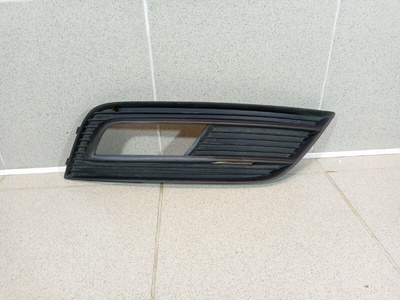8K0807682K Решетка в бампер правая Audi A4 B8