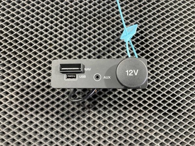 FK7219C166BD Разъем AUX / USB Jaguar E-Pace 2017 FK72-19C166-BD,C2D57634,C2D42798,C2D44065,C2D50848,C2D51466,C2D42800,FK7219C166BC,FK7210E898BC