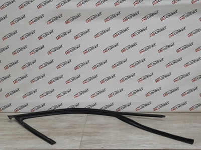 8R0837440F Уплотнитель стекла двери Audi Q5 2009
