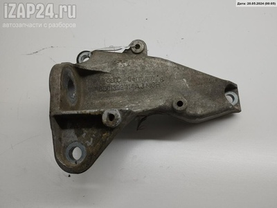 8D0399114AJ Кронштейн КПП опорный Прав. Audi A6 C5 (1997-2005) 2000