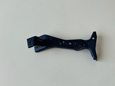 8V0821135 AUDI A3 8V0 MOCOWANIE BŁOTNIKA LEWY PRZÓD