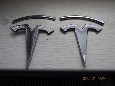 104785400A EMBLEMAT KLAPY TYŁ TYLNY TESLA MODEL X ORYGINAŁ 1047854 - 00 - A