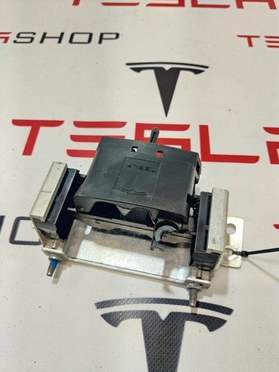100918100A Прочая запчасть Tesla Model X 2019 ,1003915-00-D