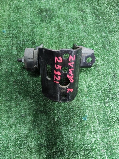 1232137060 кронштейн опоры двигателя Toyota PRIUS ZVW30 2010 12321-37060
