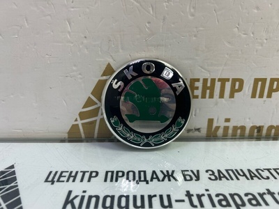 1U0853621C Эмблема Skoda Octavia A5 Рестайлинг 2008-2013