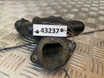 06D121111G Корпус термостата Audi A4 B7 2004-2008 2005