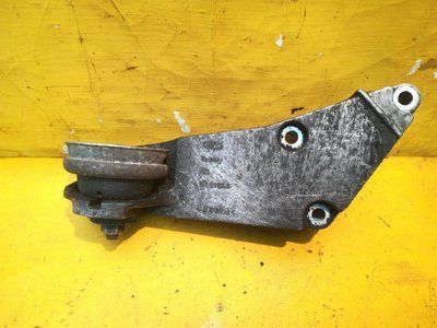 057121235B Кронштейн двигателя Audi A8 D2/4D (1994-1999) 1998