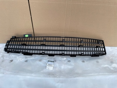 8200682335 renault clio iii центральная решётка бампера передняя