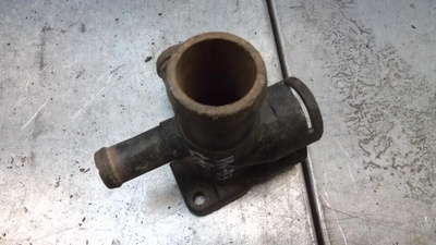 037121133C Фланец (тройник) системы охлаждения Volkswagen Jetta 2 поколение 1987