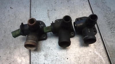 06B121133A Фланец (тройник) системы охлаждения Volkswagen Passat B5 1997
