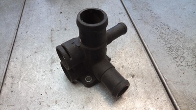 037121133C Фланец (тройник) системы охлаждения Volkswagen Jetta 2 поколение 1987