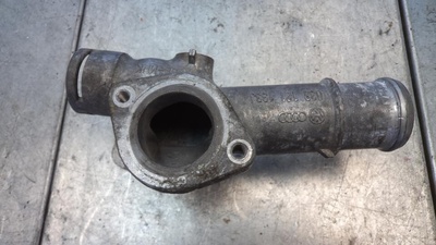 038121133J Фланец (тройник) системы охлаждения Seat Toledo 2 поколение 2001