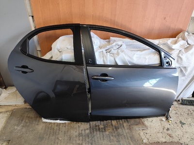 Toyota yaris iv 4 дверь правое передняя i задняя 1g3