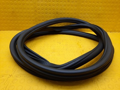 7P0867367E Уплотнитель двери Volkswagen Touareg NF 2011 , 7P0867367D