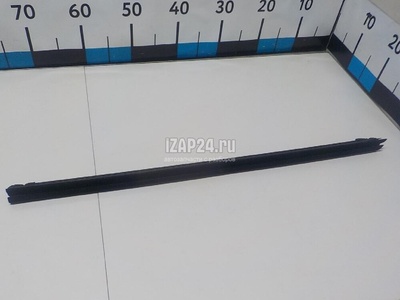 6817402210 Уплотнитель (внутри) Toyota Corolla E18 2013