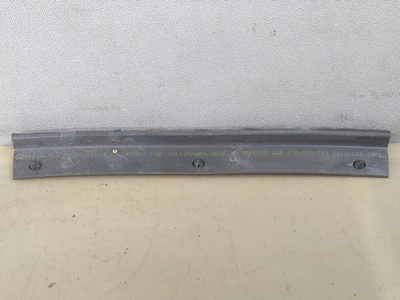 17A823709 Уплотнитель капота Volkswagen Jetta 7 2019