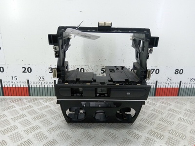 8P0858005C Рамка под магнитолу (под панель управления отопителем) Audi A3 8P (2003-2013) 2012