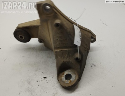 8D0399114S Кронштейн КПП опорный R Audi A6 C5 (1997-2005) 2003