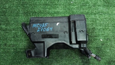 8272048021 блок предохранителей Toyota Kluger V MCU25 2005 82720-48021