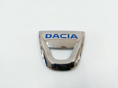 908890920R эмблема логотип крышки багажника задняя dacia duster ii