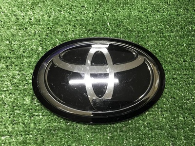 5314133130 Эмблема решетки радиатора Toyota Camry 8 Xv70 (2017-2021)