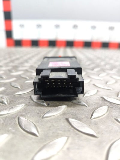 4d0941509d Кнопка аварийной сигнализации Audi A8 2001