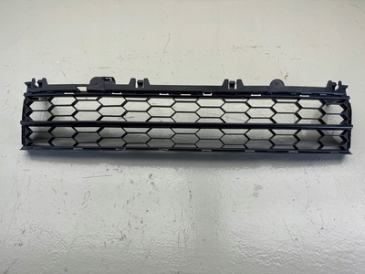 3V0853677 skoda superb iii 15r - решётка центральная бампера передняя переднее
