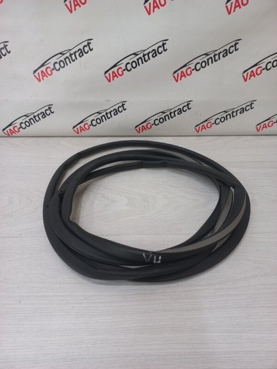 7P0837911A Уплотнитель двери Volkswagen Touareg NF 2013