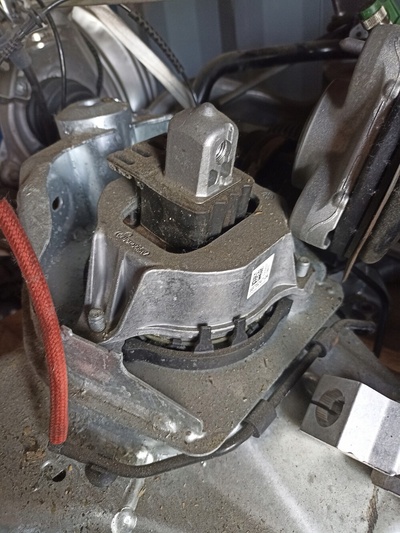 6878247 подушка двигателя левая bmw g20 g30 g11 g15 g05 g07 b57 3 , 0d как новая