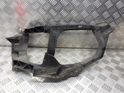 MN105059 крепление лампы левый передняя mitsubishi кольт vi 1.3