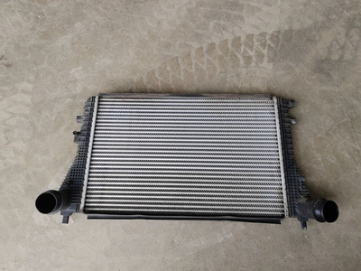 1K0145803AF интеркулер Volkswagen Jetta 6 2011