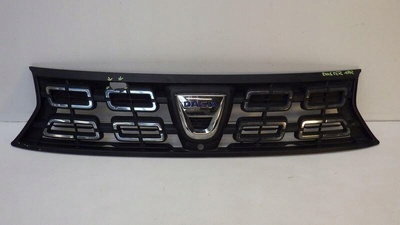 623103440R решетка радиатора слегка повреждена dacia duster ii 623109628r