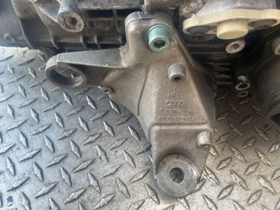 8D0399114L Кронштейн КПП Audi A6 C5 (S6,RS6) 2000