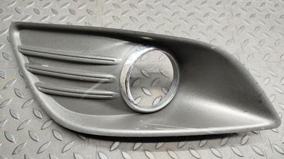 1528561 Решетка в бампер Ford Focus/2 2004-2011 , 8M51R19953AEW