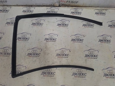 30762959 уплотнитель стекла двери Volvo XC90 2002 >