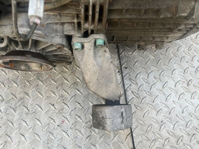 8D0399113L Кронштейн КПП Audi A4 B5 1999
