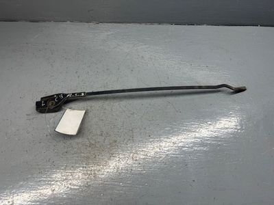 443955407C Щеткодержатель (поводок стеклоочистителя, дворник) Audi 100 C3 1990