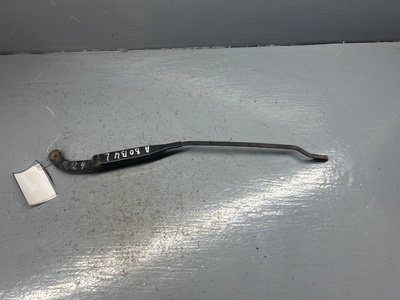 893955407D Щеткодержатель (поводок стеклоочистителя, дворник) Audi 80 B4 1993