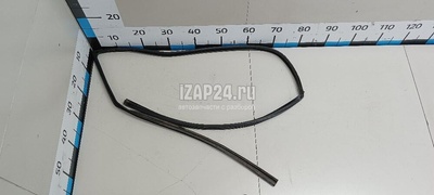 6815112230 Уплотнитель стекла двери Toyota Auris (E15) (2006 - 2012)