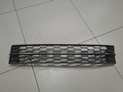 5E0853677K9B9 Решётка в бампер центральная Skoda Octavia A7 2013-2020