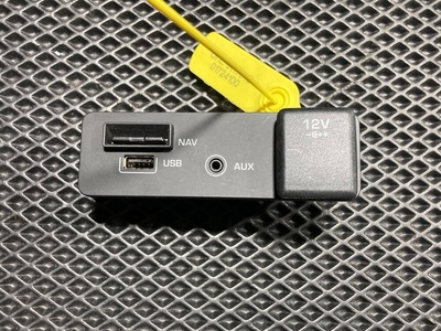 FK7219C166BD Разъем AUX / USB Land Rover Discovery 5 2019 FK72-19C166-BD,C2D57634,C2D42798,C2D44065,C2D50848,C2D51466,C2D42800,FK7219C166BC,FK7210E898BC
